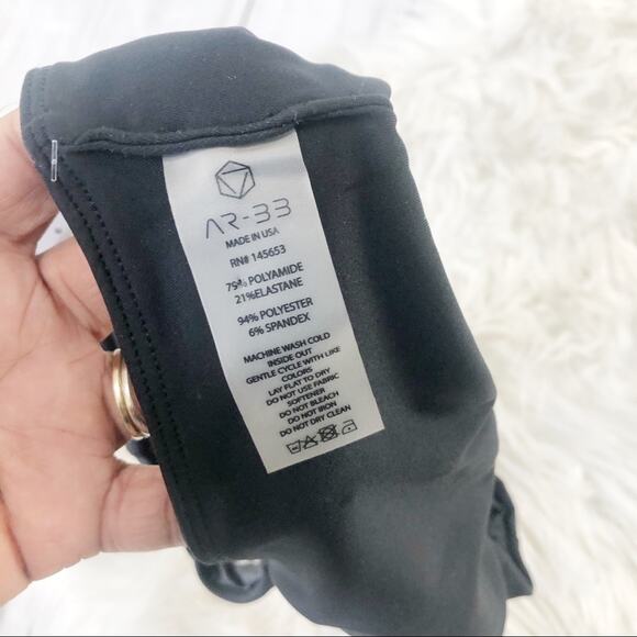 AR-33 Exhale Sports Bra in Black Light support Size Small - Picture 4 of 5